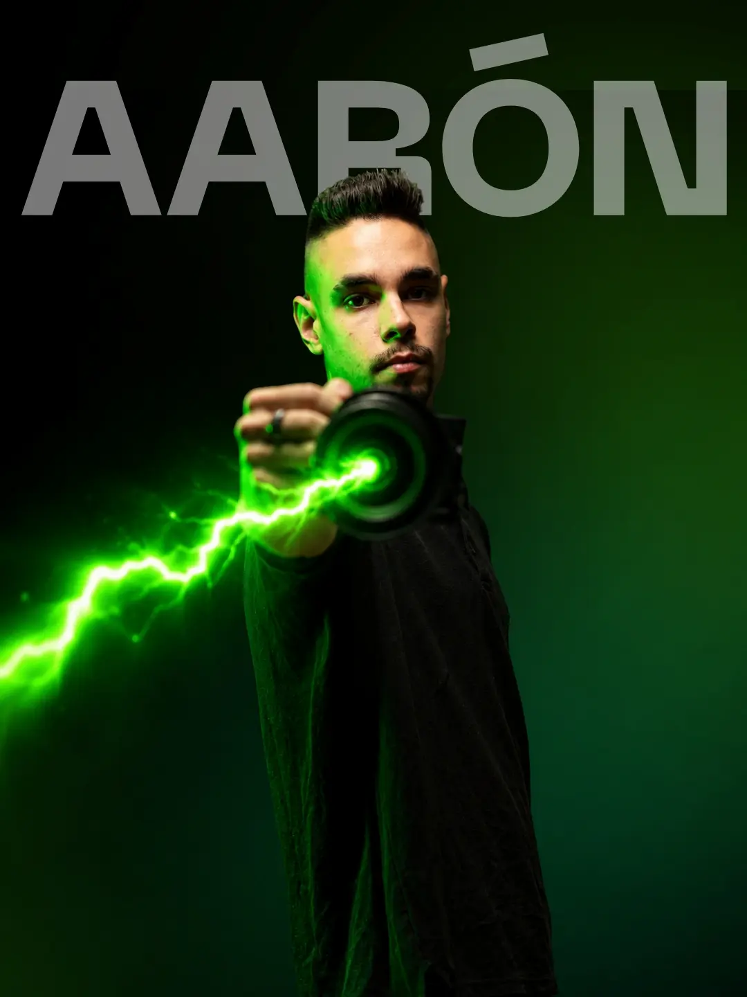 Aarón, apuntando con un objetivo que brilla en verde