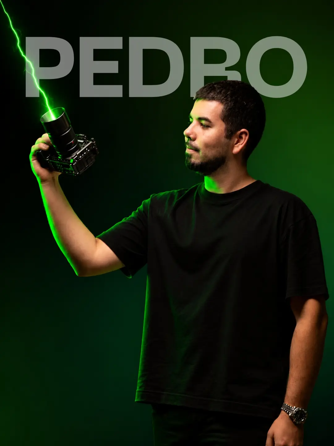 Pedro, con una cámara que suelta un rayo verde