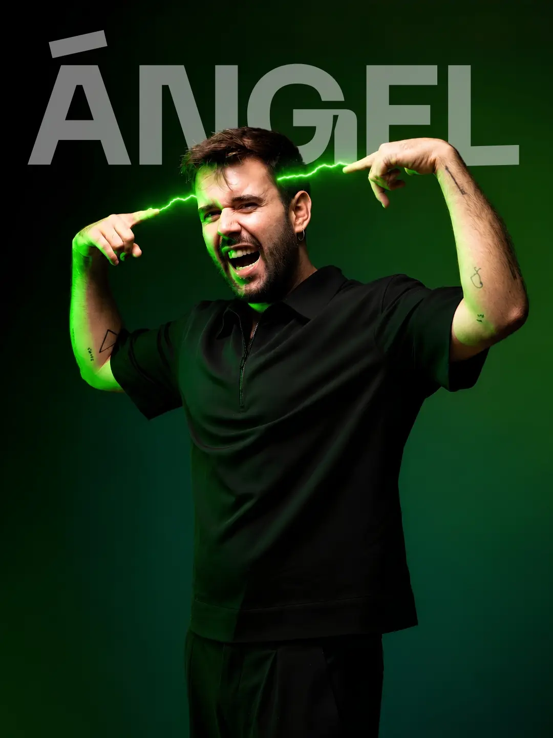 Ángel, con un rayo de luz verde entre las manos