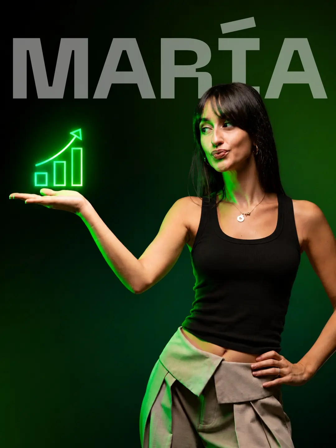 María, con una gráfica de neón verde en la palma